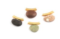 Natursteinschmuck - Kieselsteinanhänger, gebogenes Röhrchen groß, vergoldet