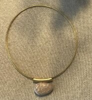 Natursteinschmuck - Kieselsteinanhänger, gebogenes Röhrchen groß, vergoldet