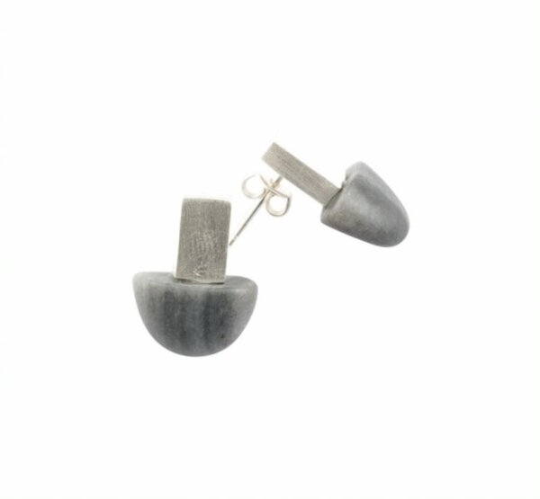 Natursteinschmuck - Kieselsteinohrstecker - silber mit halben Kiesel
